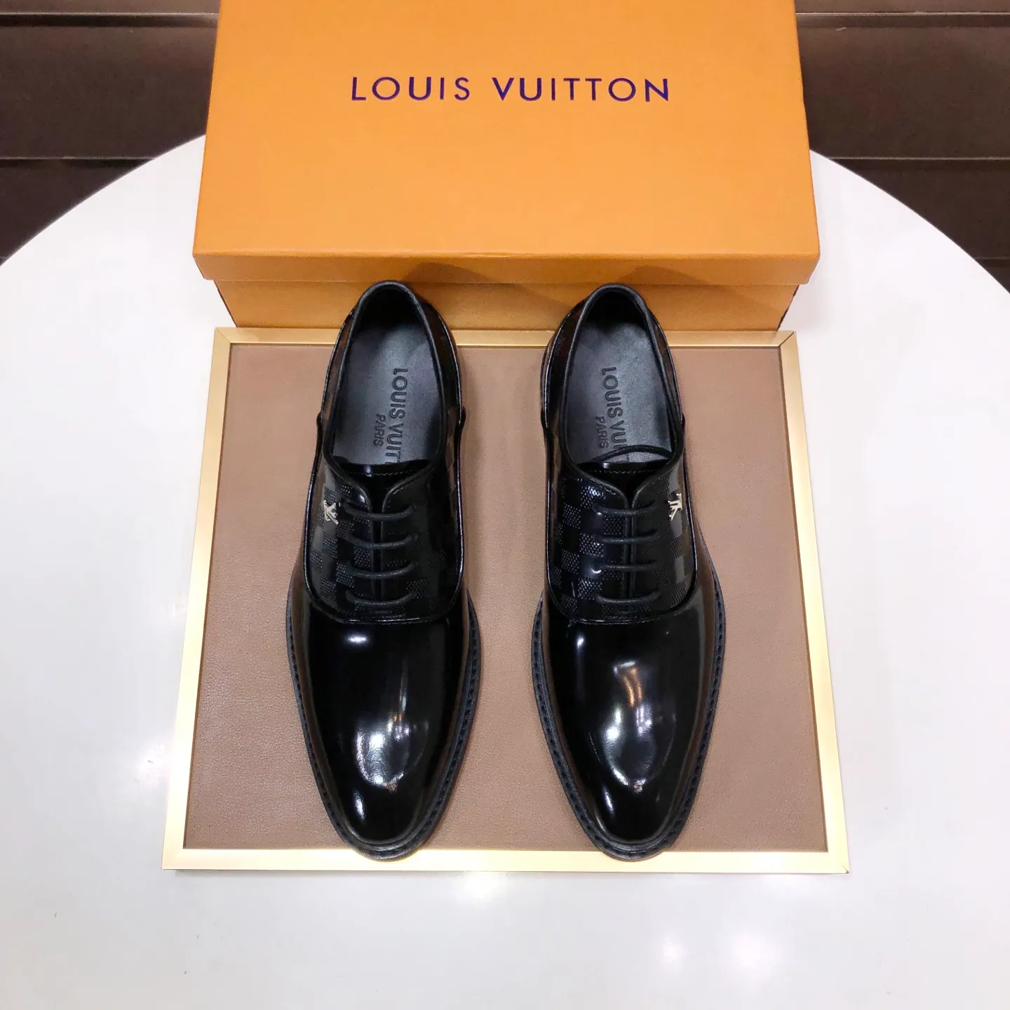 Men's men's shoes💰460💰【LV】(sheepskin lining) formal men's shoes! The high-end formal wear style is luxurious and elegant, with both practicality and style. We pay special attention to quality and details. The original version at the counter is 1:1 ultra-accurate replica👍🏻 The shoe last, leather, workmanship and comfort are not inferior! Material: imported cowhide upper, soft first layer of sheepskin! Code number: 38-45 (45 customized)